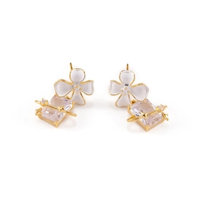 Detailaufnahme goldener Ohrstecker mit weißer Blume und rechteckigem Zirkonia-Stein