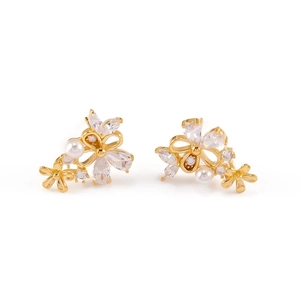 Detailansicht goldener Ohrstecker mit Zirkonia-Blumen, Schleifen und eleganten Perlen