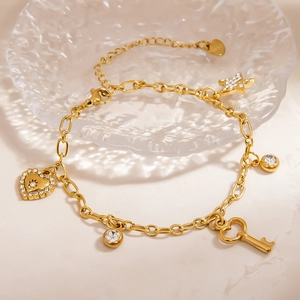 Armband aus 18K vergoldetem Edelstahl mit Herz- und Schlüsselanhänger und Kristallen