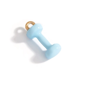 Détail macro d'un pendentif en forme d'haltère bleu clair avec un anneau doré