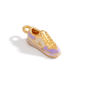 Détail macro du pendentif de chaussure de sport miniature avec finition émail