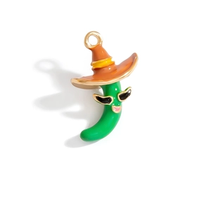 Vue détaillée d'un pendentif piment vert original avec chapeau et lunettes pour bijoux DIY