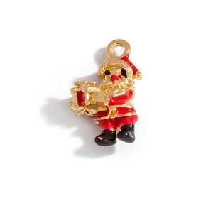 Détail du pendentif Père Noël avec émail rouge et blanc sur une base dorée