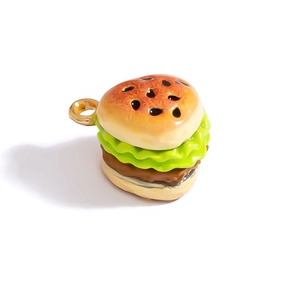 Détail du pendentif hamburger multicouche réaliste avec finition émaillée brillante