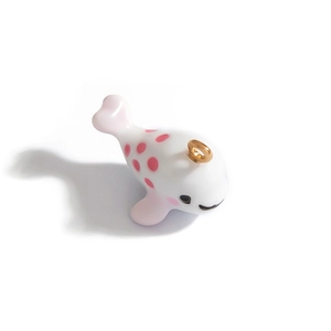 Macro d'un pendentif baleine 3D avec pois roses et anneau de suspension en métal doré