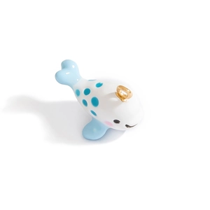 Gros plan d'un pendentif baleine mignon à pois bleus avec un anneau doré en métal