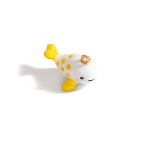 Pendentif baleine de dessin animé blanc à pois jaunes avec un anneau doré de suspension