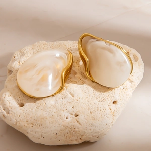 Elegant drop-shaped earrings with marble resin and irregular gold-plated steel frames