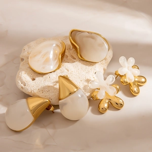 Elegant gold stainless steel earrings with resin flower and waterdrop organic designs