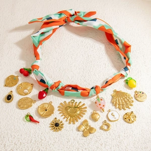 Set collana foulard in seta di lusso con ciondoli colorati in metallo e forme di frutta