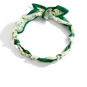 Dettaglio della fascia in seta a fiori con motivi blu rosa e bordo in verde scuro