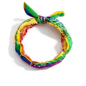 Dettaglio fascia per capelli paisley colorata con anelli decorativi in metallo dorato