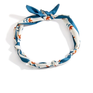 Dettaglio di collana in seta pregiata con motivi paisley blu e arancioni sfumati vivaci