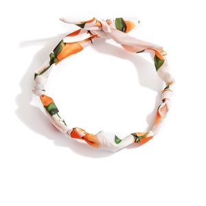 Fascia per capelli in seta con fiori d'arancio e foglie verdi su sfondo bianco