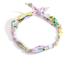 Dettaglio della collana foulard in seta a fiori multicolore con nodo a torsione chic