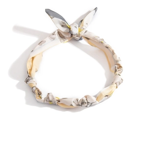 Collana a sciarpa in seta con stampa leopardata e floreale nei toni beige e giallo