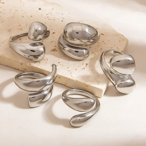 Set mit fünf silbernen Titanstahlringen im Liquid-Metal-Stil mit hochglanzpolierter Optik