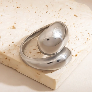 Minimalistischer silberner Edelstahlring mit Wassertropfenform und Hochglanzpolitur