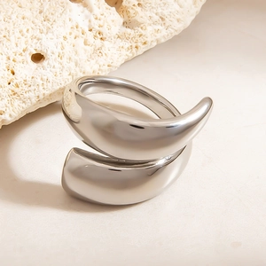 Makroaufnahme von minimalistischem Silberring in Liquid-Metal-Optik auf Koralle