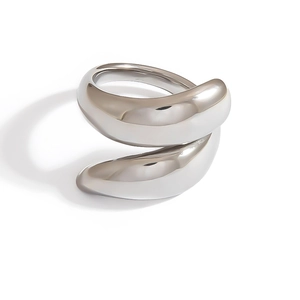 Makro-Detail des verstellbaren Tropfen-Rings in Silber mit poliertem Spiegel-Finish