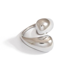 Nahaufnahme eines silbernen Rings im Flüssigmetalldesign mit hochglänzender Spiegeloberfläche