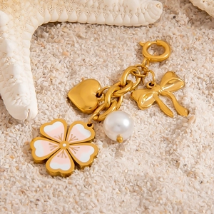 18K vergoldeter Bikini-Anhänger mit Herz, Perle, Schleife und Blume auf weißem Sand