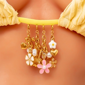 18K vergoldete Bikini-Anhänger mit Blumen, Perlen und Herzen auf gelbem Band