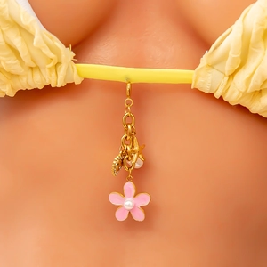 Detailansicht der Bikini-Anhänger mit Emaille-Blume, Seestern und Herz aus Goldmetall
