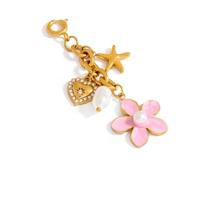 Bikini-Anhänger aus Edelstahl mit Seestern, Perle und rosa Emaille-Blume im Detail