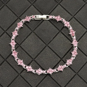 Détails de la chaîne tennis à fleurs croisées en cristaux roses et finition argentée