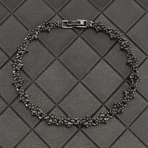 Gros plan du bracelet rivière fleurs noires avec pétales en cristal et fermoir pliant