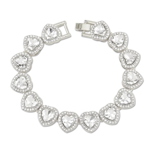 Détail du bracelet tennis avec maillons en forme de cœur et pierres de zircone cubiques