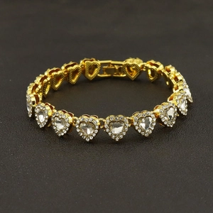 Bracelet chaîne cubaine dorée avec cristaux en forme de cœur et diamants sur noir