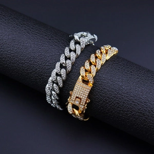 Détail du bracelet chaîne cubaine de 20 mm avec diamants sur un support de bijoux