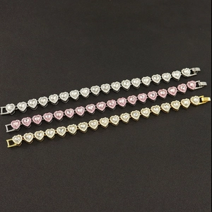 Vue détaillée de bracelets à maillons en forme de cœur en argent et or avec pierres fines