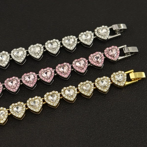 Détail de bracelets gourmette de 10mm avec maillons en forme de cœur en or et argent