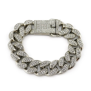 Detail van de zilveren Cubaanse schakelarmband van 20mm breed met fonkelende witte kristallen