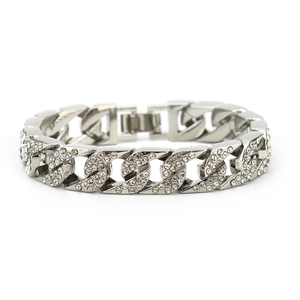 Détail du bracelet gourmette argenté de 14mm serti de cristaux blancs brillants