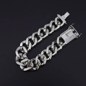 Macro detail van 20mm brede zilveren cubaanse schakelarmband met veilige sluiting