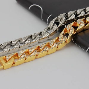 Vue macro de gourmettes cubaines or et argent serties de strass sur support en cuir noir