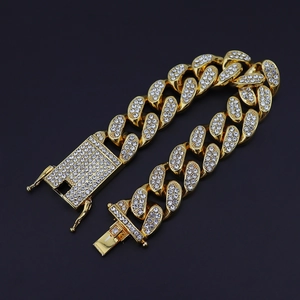 Macro detail van de 20 mm brede goudvergulde Iced Out Cubaanse schakelarmband met sluiting