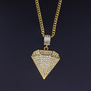 Détail du collier hip hop doré avec pendentif en forme de diamant glacé