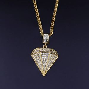 Détail macro du collier hip hop avec grand pendentif diamant et chaîne à gros maillons