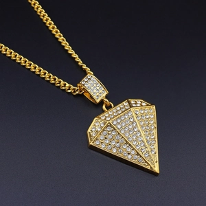 Collier hip hop doré avec un grand pendentif en forme de diamant pavé de cristaux