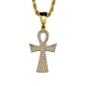 Collier pendentif croix d'Ankh dorée avec zircons micro-pavés et chaîne torsadée