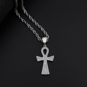 Vue macro détaillée du pendentif croix Ankh en argent avec pavage de cristaux de zircone