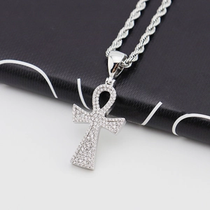 Pendentif Croix d'Ankh en argent serti de zircons avec une chaîne de corde torsadée