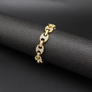 Bracelet hip-hop doré de 12mm orné de cristaux brillants sur support en cuir noir élégant