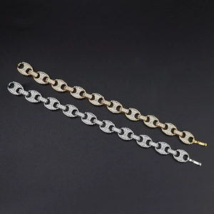 Détail des bracelets à maillons grains de café de 12 mm en plaqué or et argent