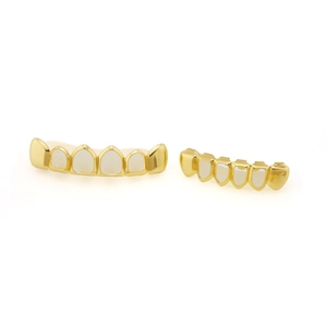 Detalle del set de grillz hip hop dorados con acabado de espejo para actuaciones y moda